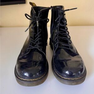 Dr Martens Black Patent kids doc martens size US L 6 LIKE NEW!